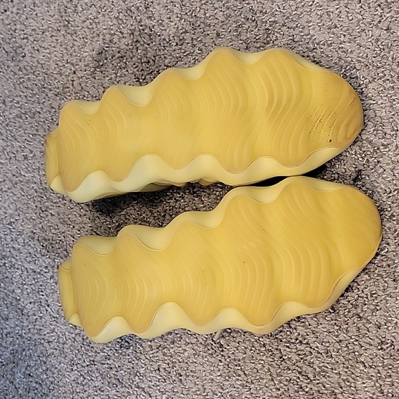 Yeezy 450 Sulfur - Picture 4 of 5
